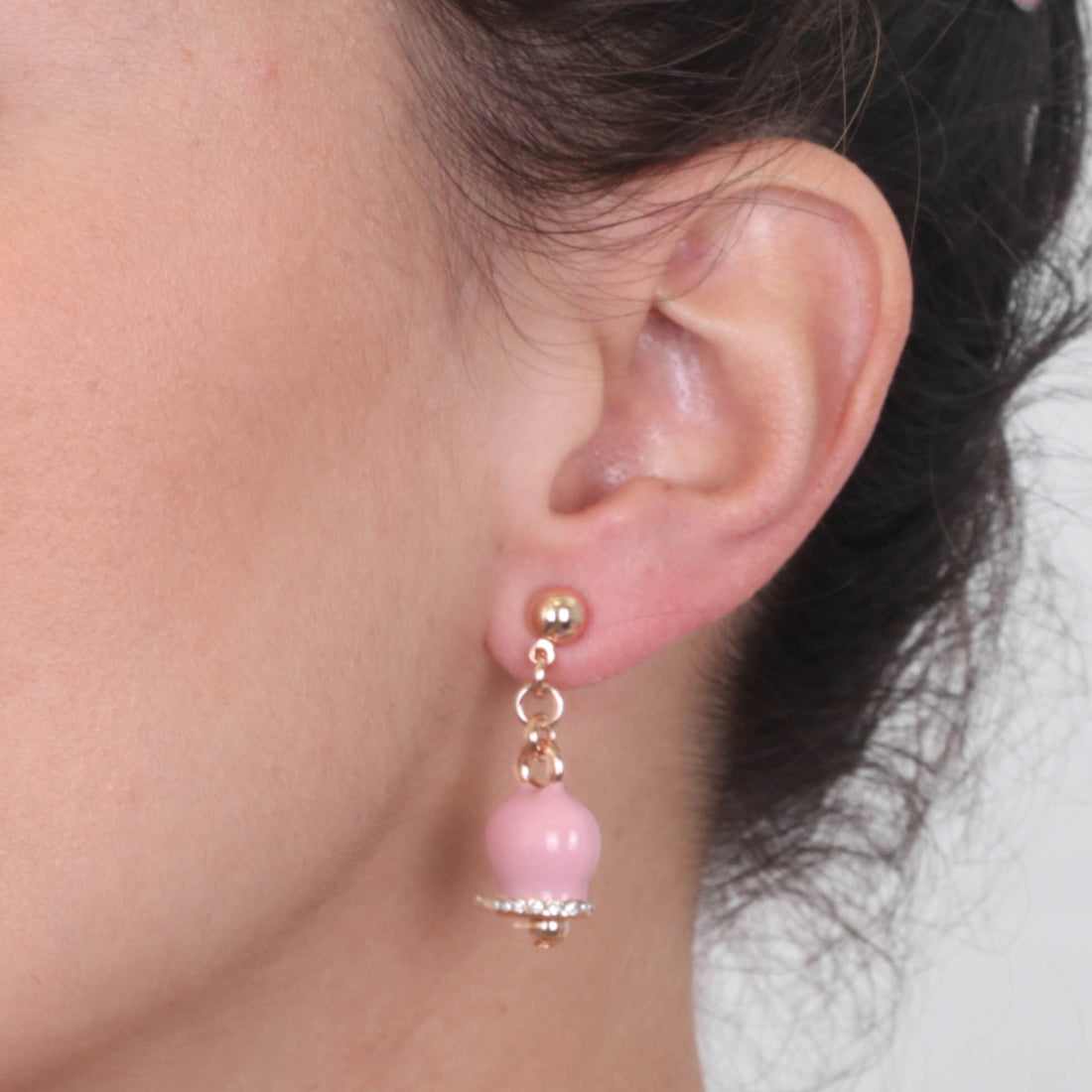 Orecchini in Metallo con campanella portafortuna pendente, impreziosita da smalto rosa e cristalli