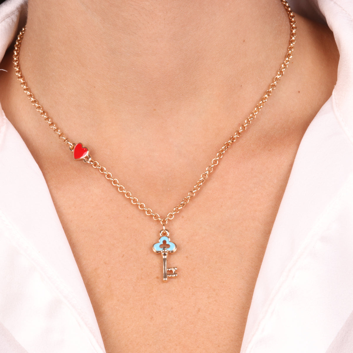 Collana in Metallo con chiave pendente in smalto blu