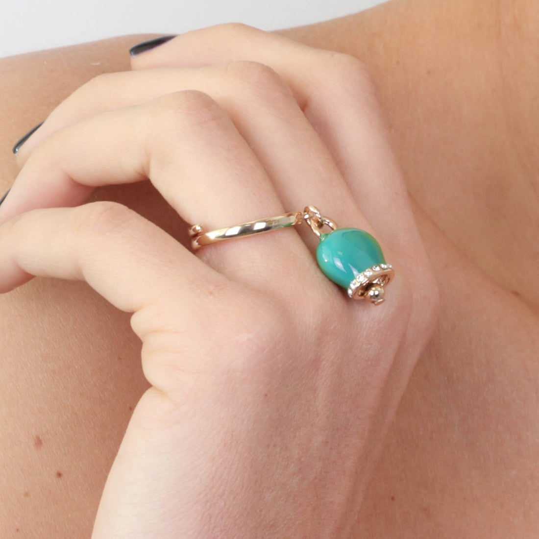 Anello in Metallo con campanella portafortuna, impreziosita da smalto verde e cristalli