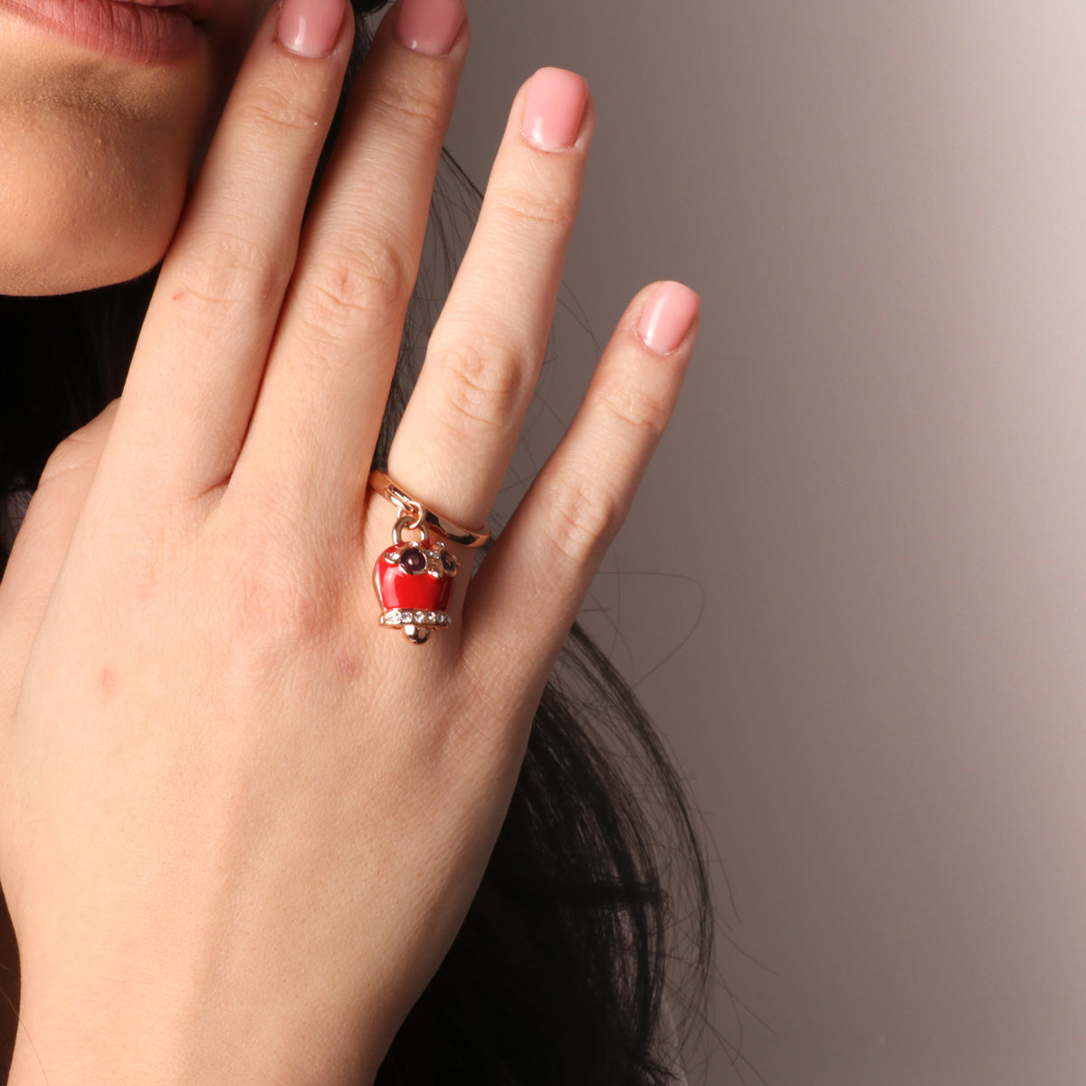 Anello in Metallo con campanella portafortuna a gufo impreziosita da smalto rosso e nero e cristalli bianchi