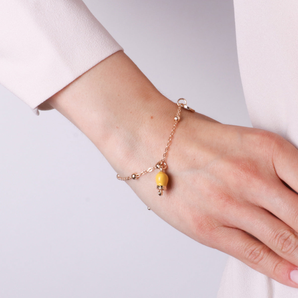 Bracciale in Metallo con campanella portafortuna pendente, impreziosita da smalto e punto luce