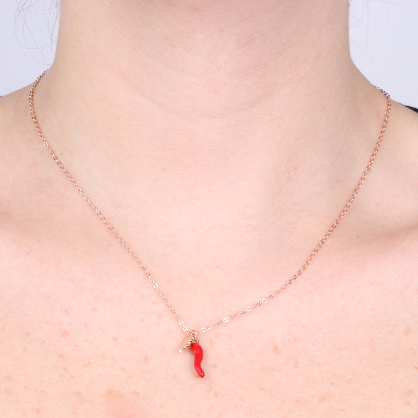 925 silver necklace with horn embellished with red enamel and four -leaf clover