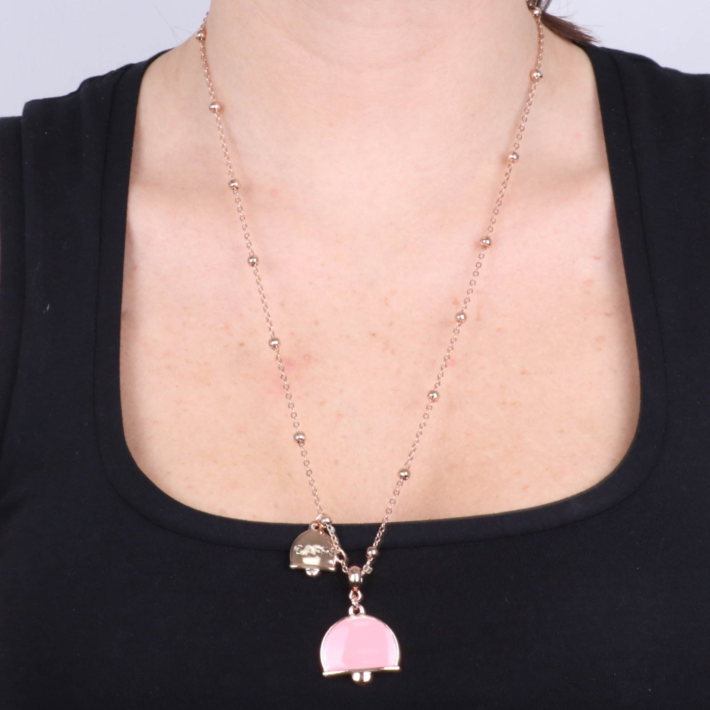 Metal necklace with double -crushed double charm, embellished with pink enamel