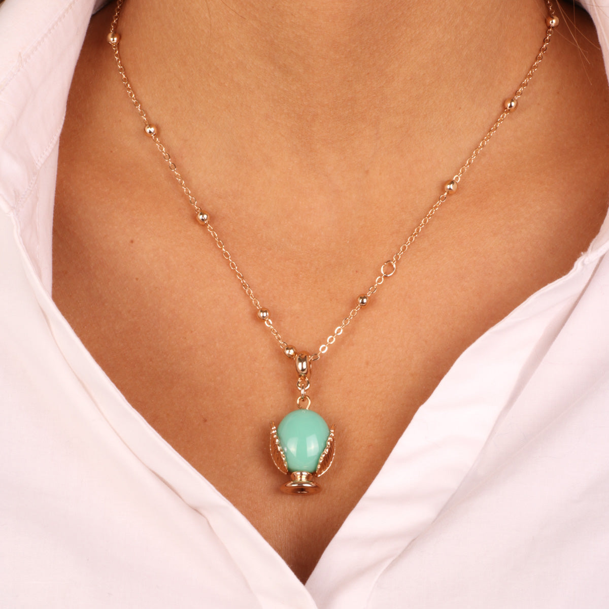 Metal necklace with water -colored enamel charming pumo