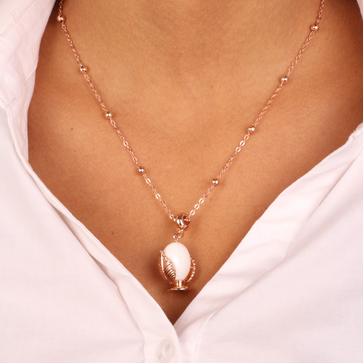 Metal necklace with white enameled lucky pumo