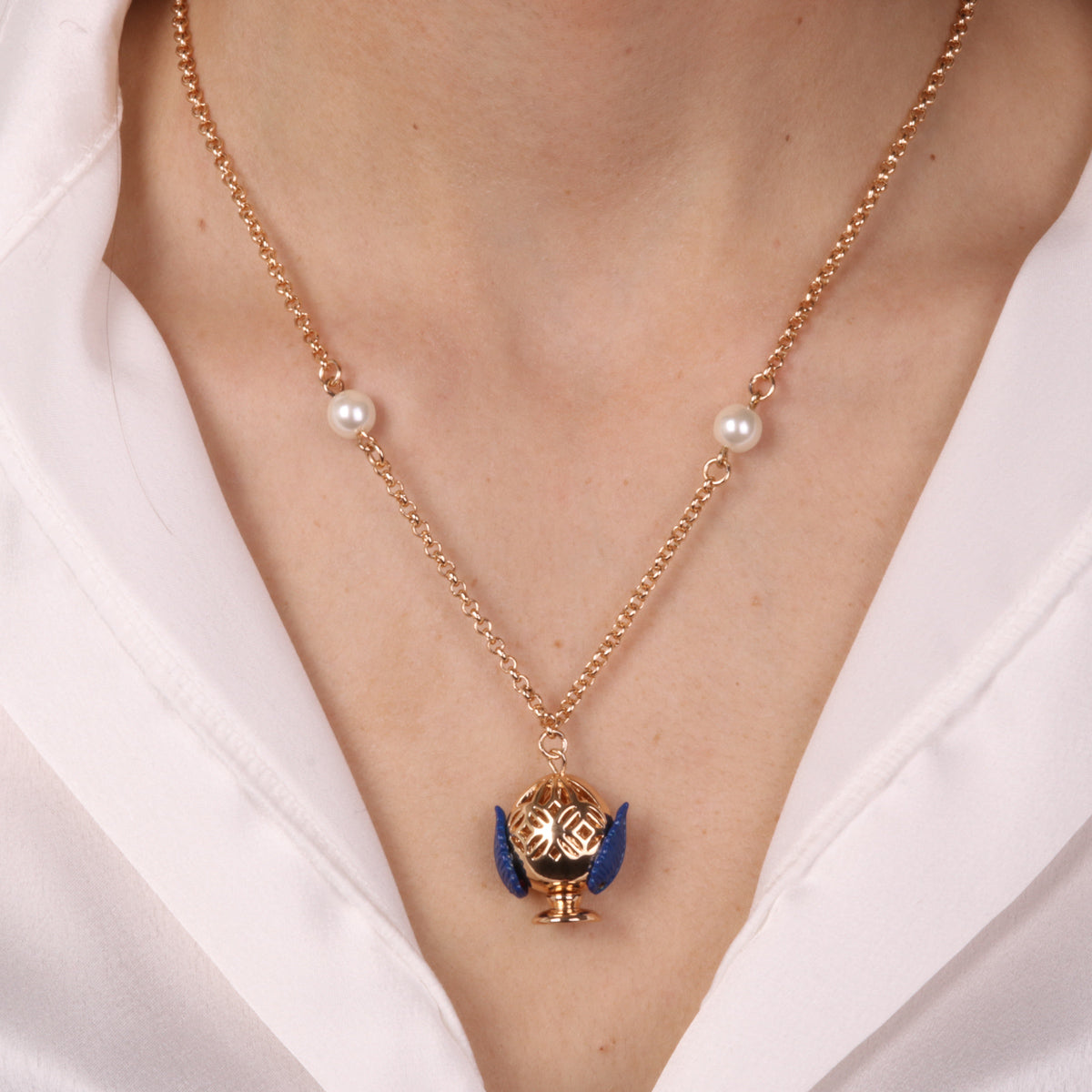 Metal necklace with Apulian pumo