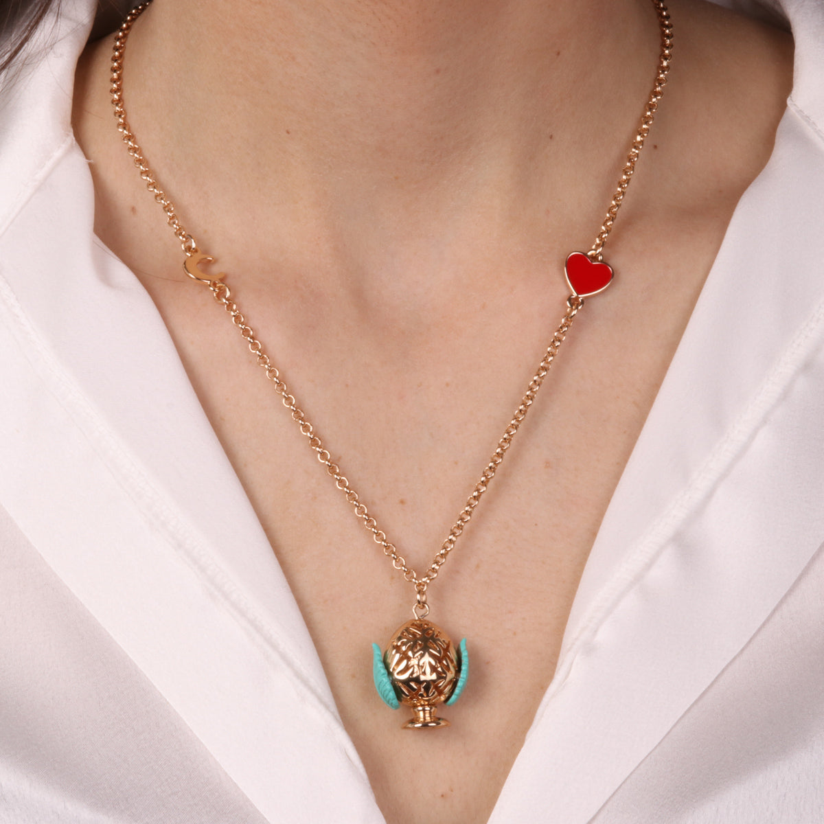 Metal necklace with Apulian pumo
