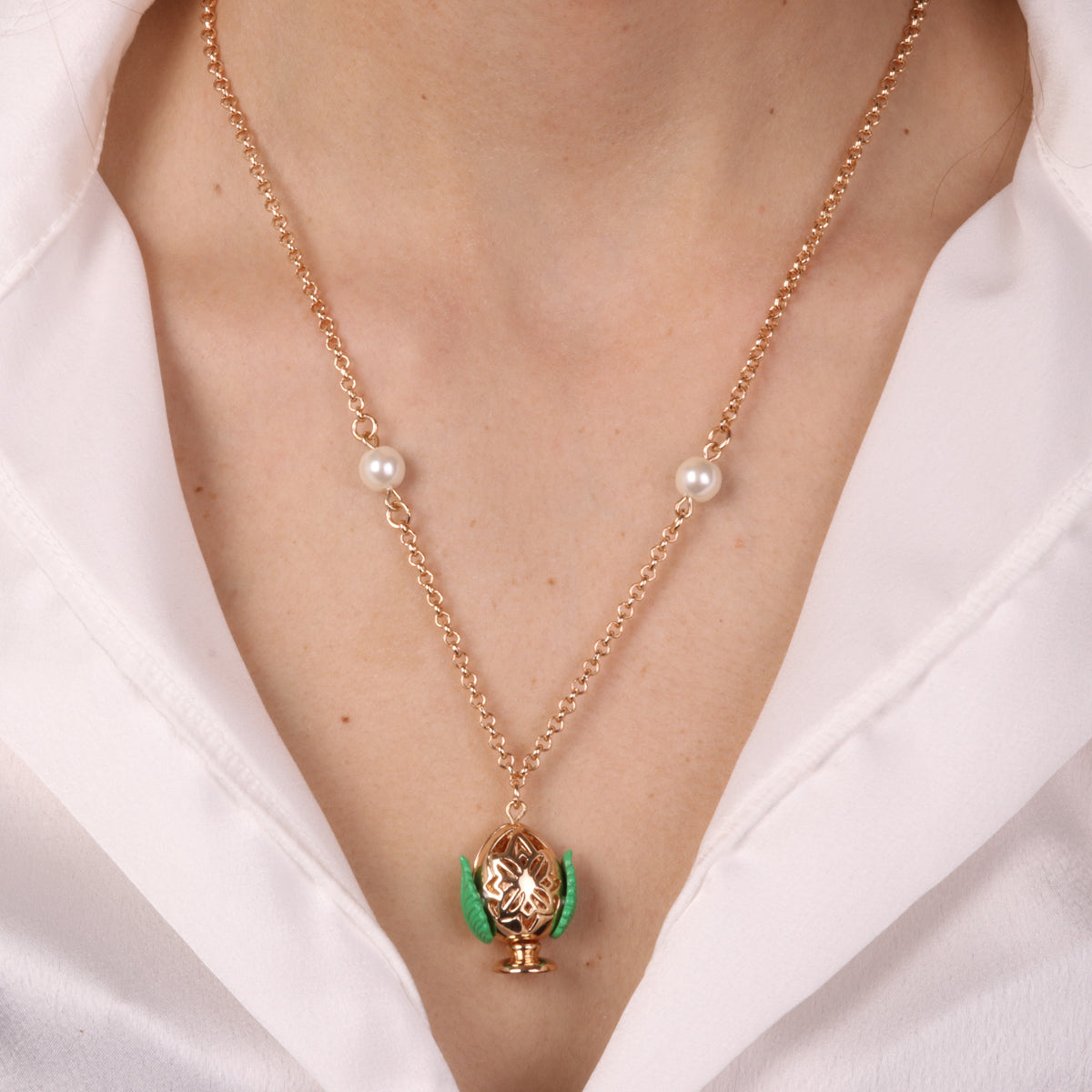 Metal necklace with Apulian pumo