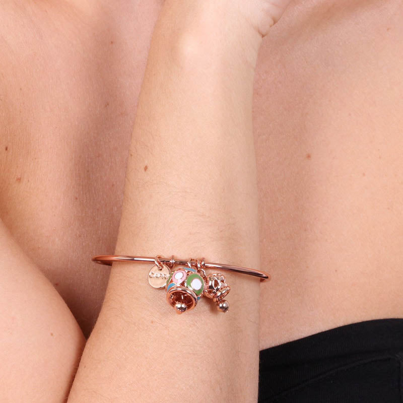 Rigid metal bracelet with colored bell and small bell with hearts with hearts