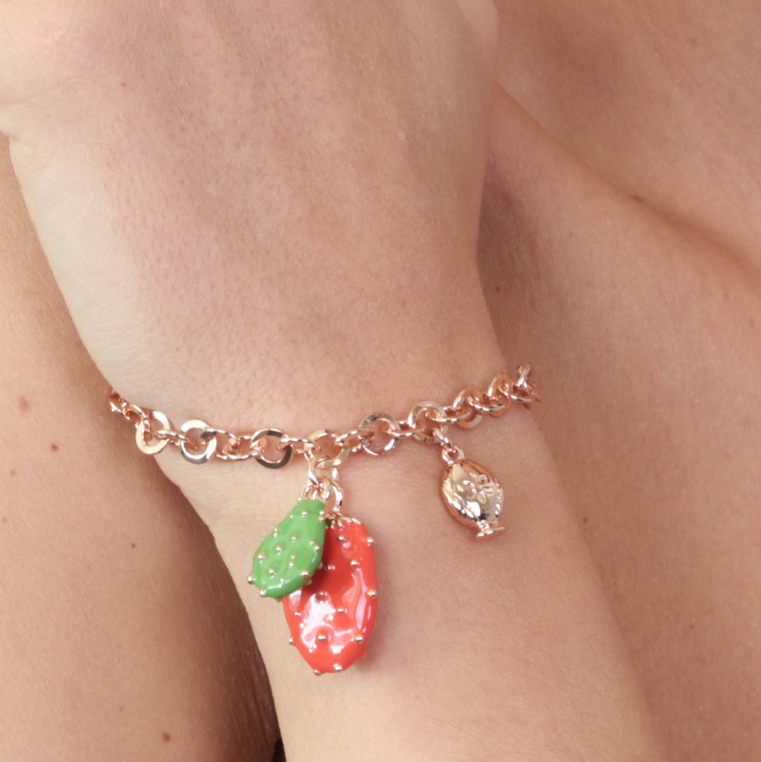 Metal bracelet with pendant pendant pendant and small pumo on the side