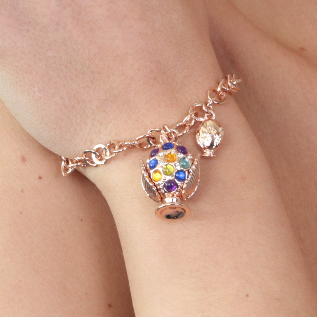 Metal bracelet with pending Apulian pumo, embellished with multicolored stones and lateral pumo pumo