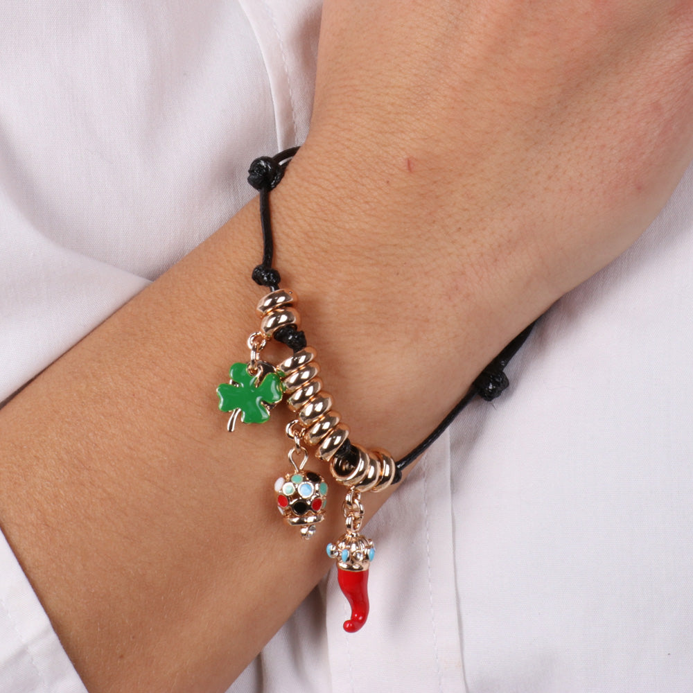 Metal bracelet in caucciu with quadrifoglio -shaped pendants, bell and lucky horn embellished with colored glazes