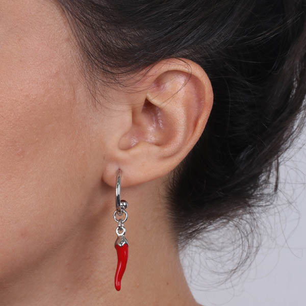 Orecchini in Metallo cerchietto con cornetto pendente in smalto rosso