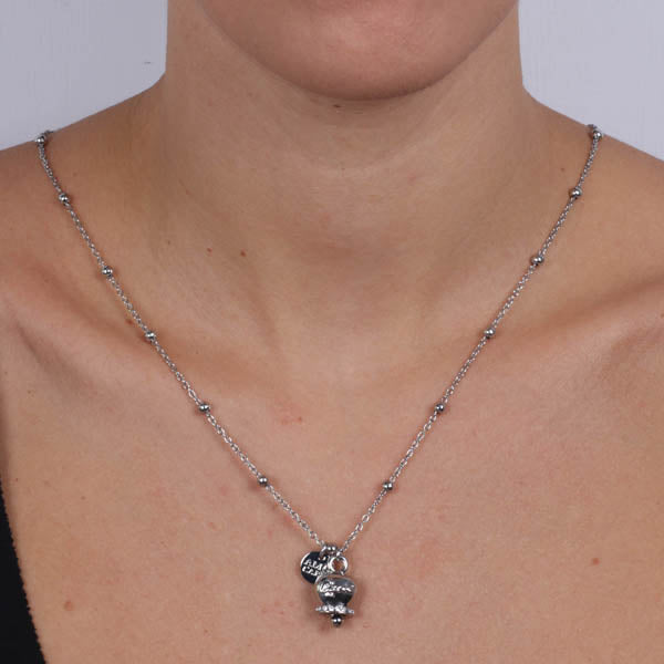 Collana in Metallo con campanella portafortuna pendente impreziosita da cristalli bianchi e scirtta Capri a rilievo