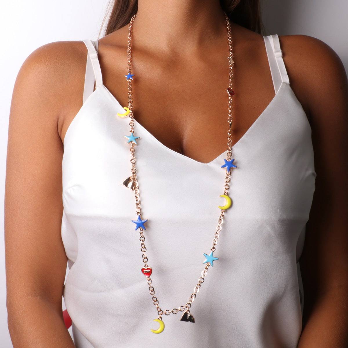 Collana in Metallo con dettagli cielo stellato impreziositi da smalti colorati e pendenti a forma di faraglioni e luna