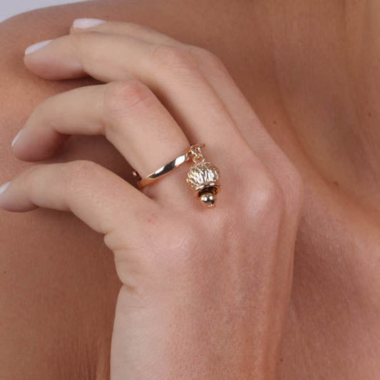 Anello in Metallo con campanella portafortuna pendente, motivo ad intreccio