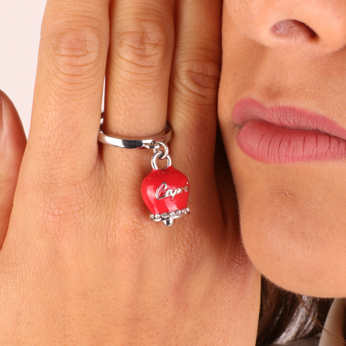 Anello in Metallo con campanella portafortuna color rossa, con scritta Capri a rilievo e cristalli bianchi