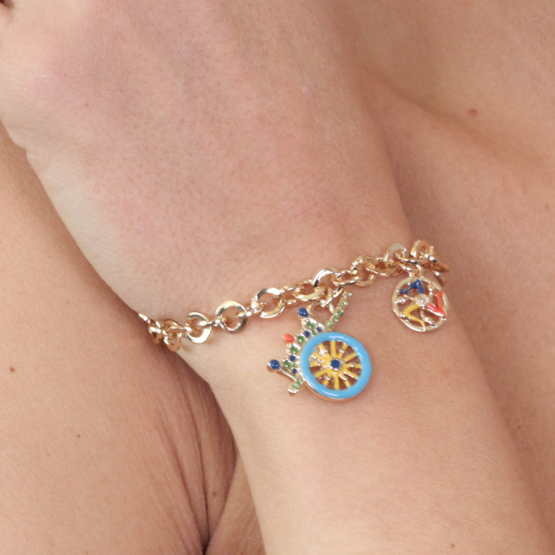 Bracciale in Metallo maglia rolò, con carretto siciliano pendente impreziosito da smalti colorati