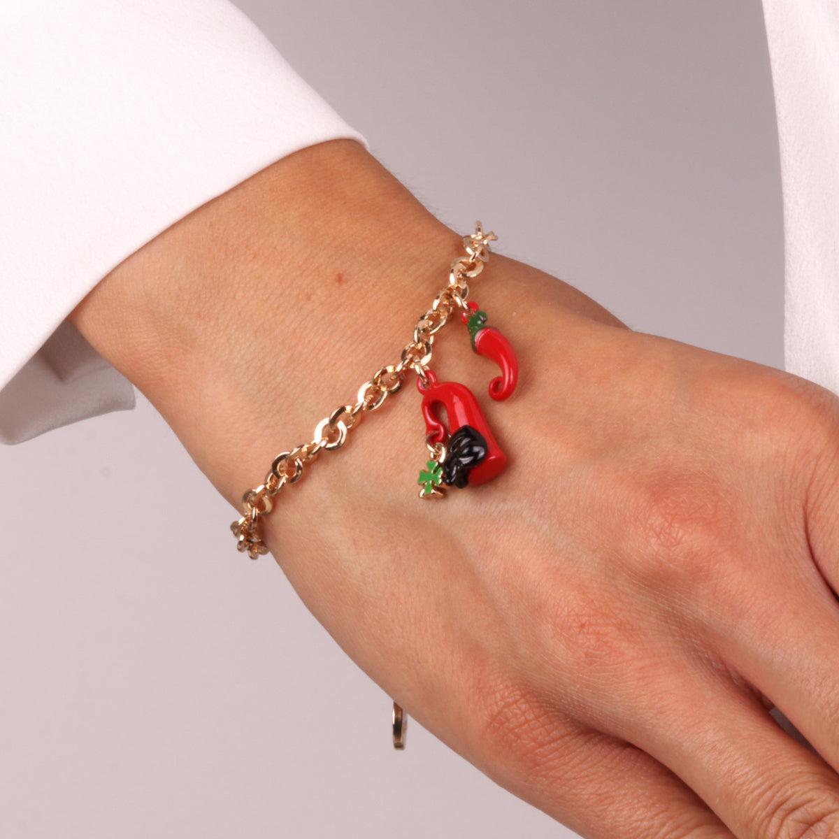 Bracciale in Metallo con cornetto portafortuna in smalto rosso e quadrifoglio
