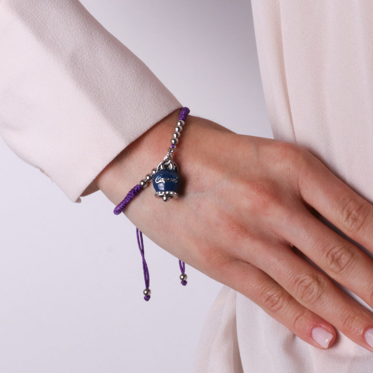 Bracciale in Metallo con cordino viola e sfere con campanella blu