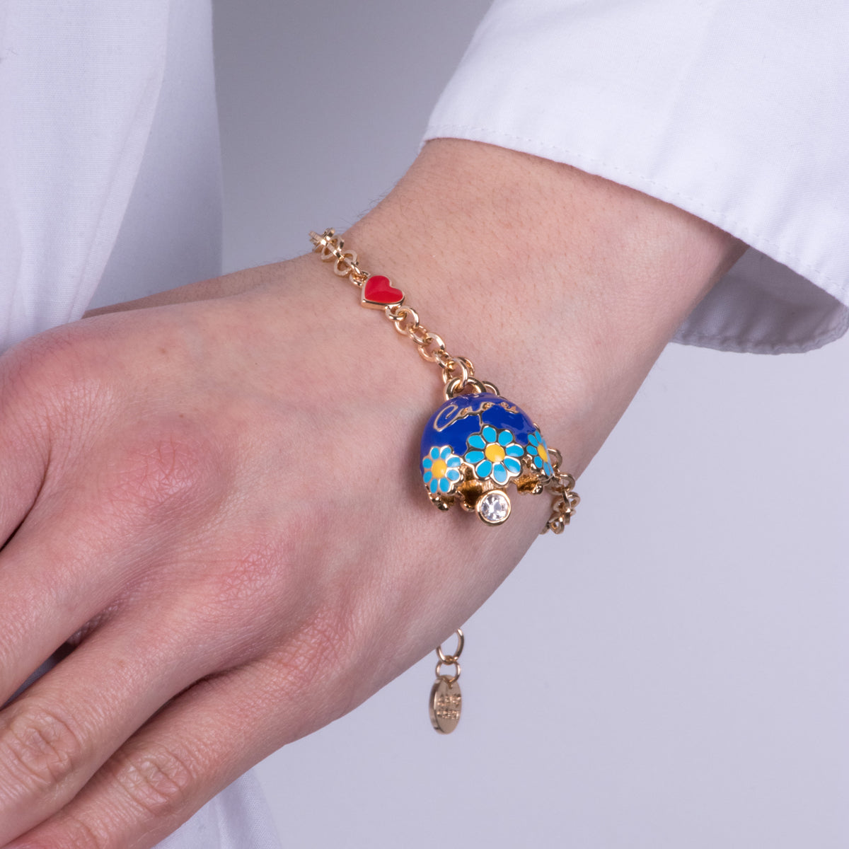Bracciale in Metallo con campanella blu impreziosita da margherite e scritta capri