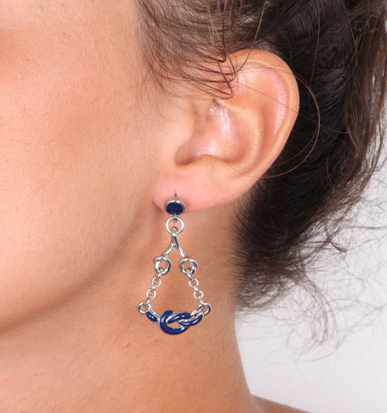 Metal earrings with pending nodes embellished with blue enamel