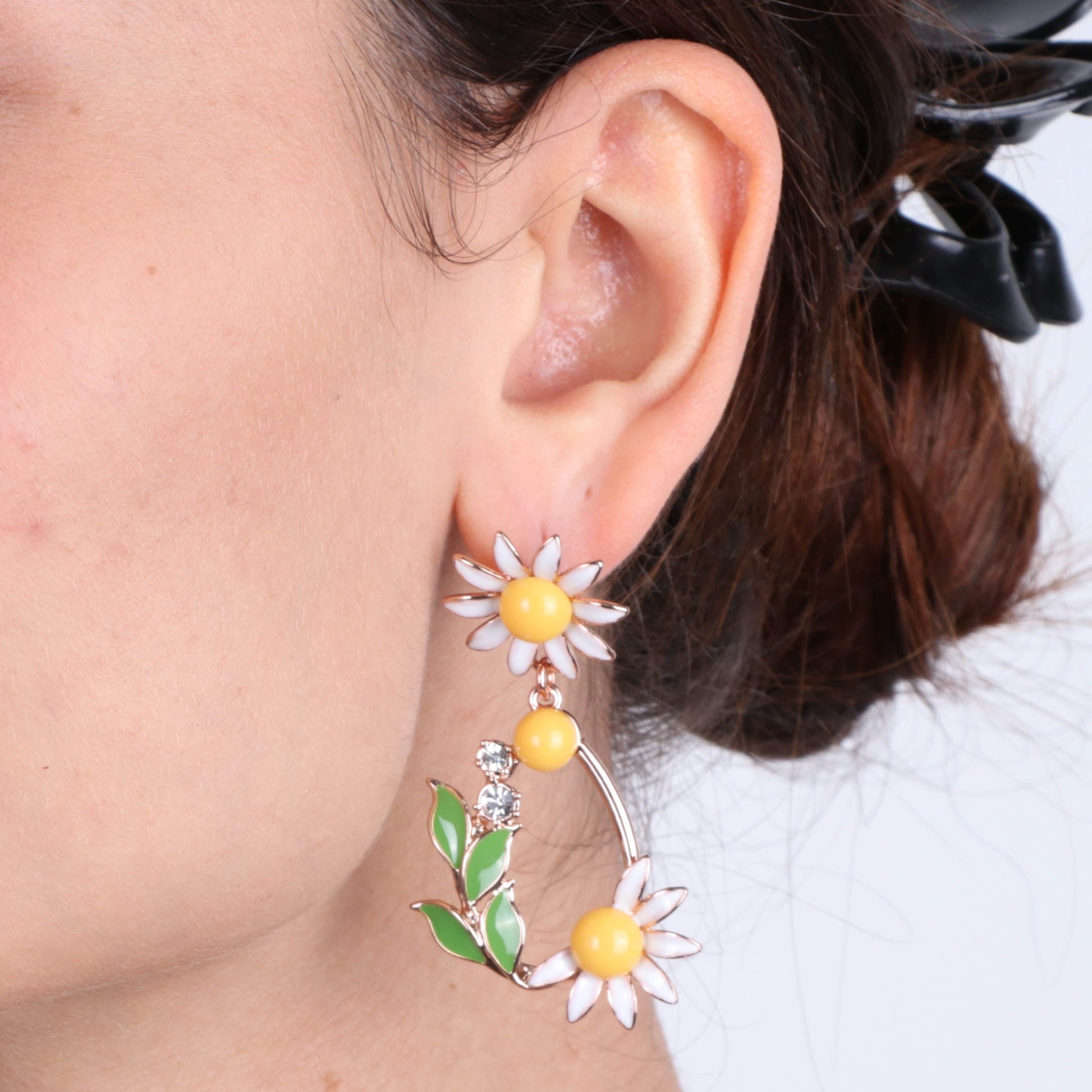 Metal earrings with pendant daisies embellished with colored enamels and Bianchj crystals