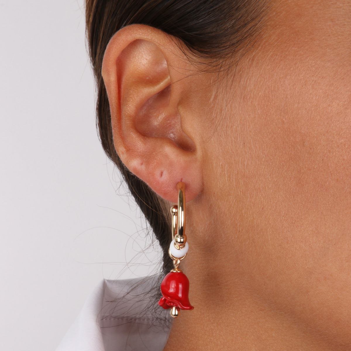 Semicarchie metal earrings with white enameled detail and rose -shaped bell