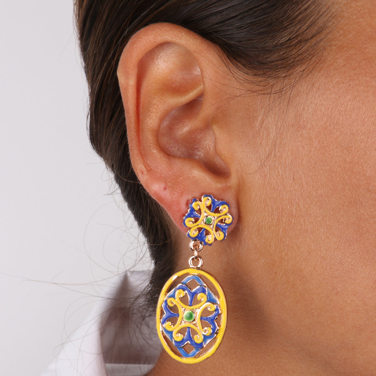 Metal earrings with blue and yellow enamel flower majolica
