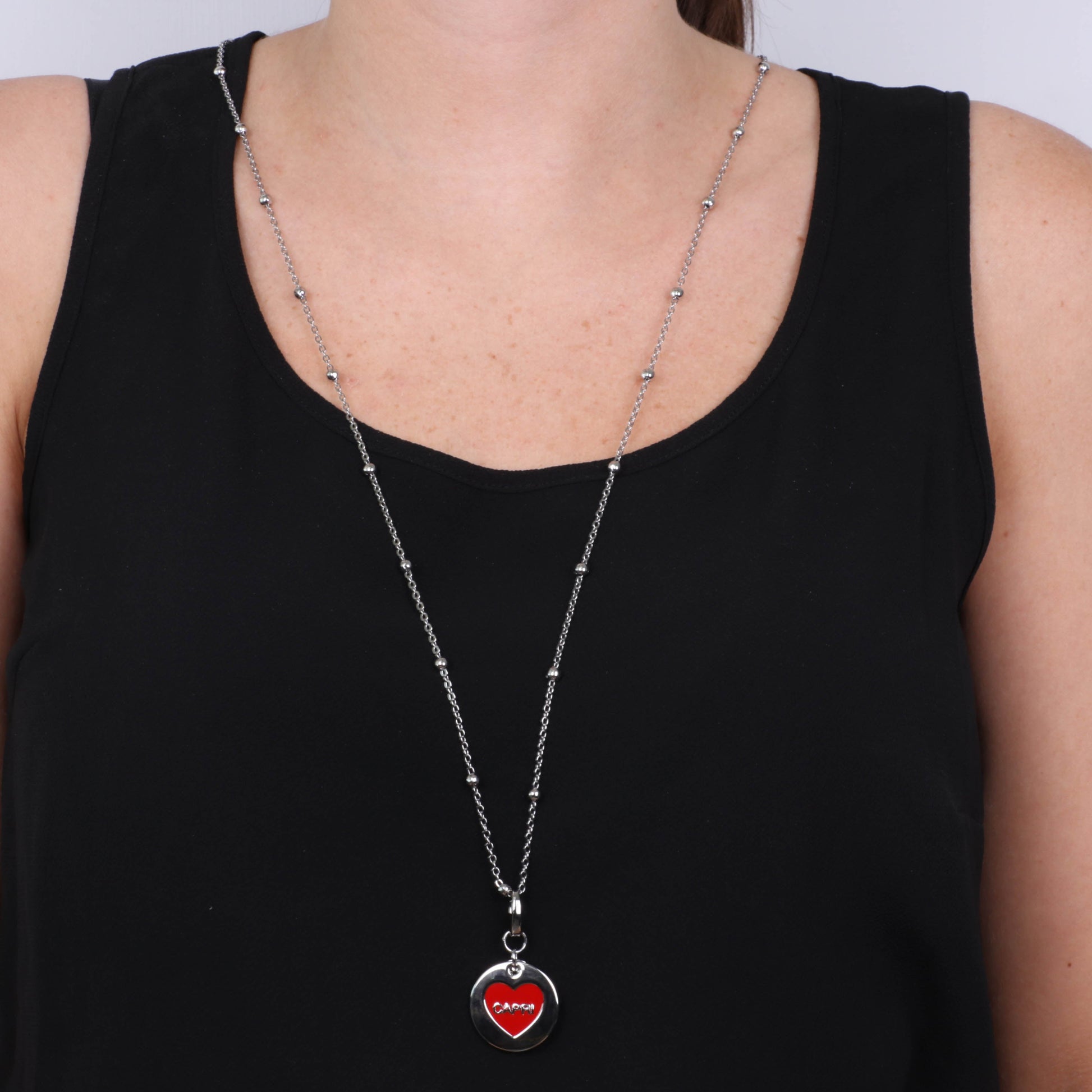 Metal pendant in medallion with Capri symbol in the heart, embellished with red enamel