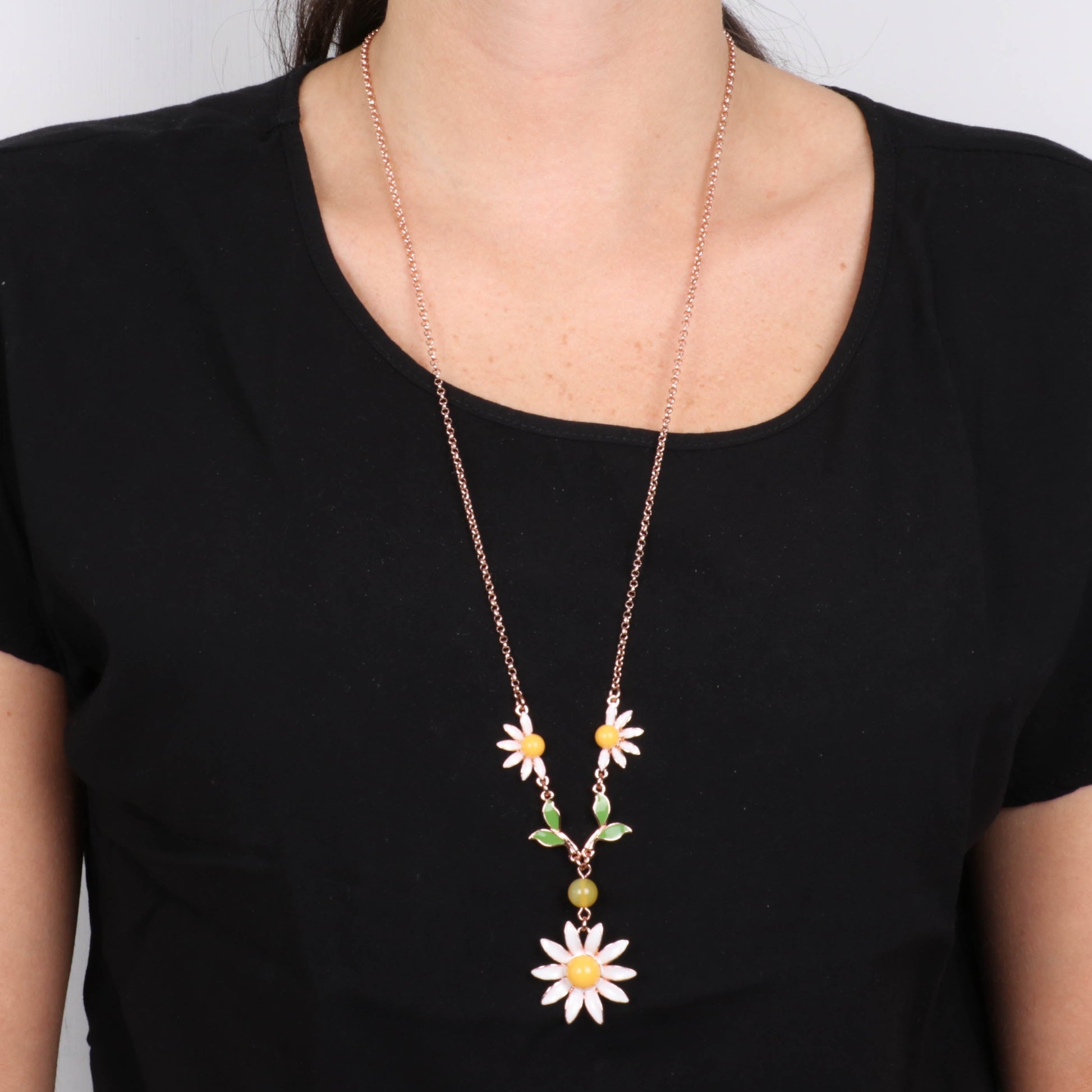 Metal necklace with margherita pendant embellished with colored glazes