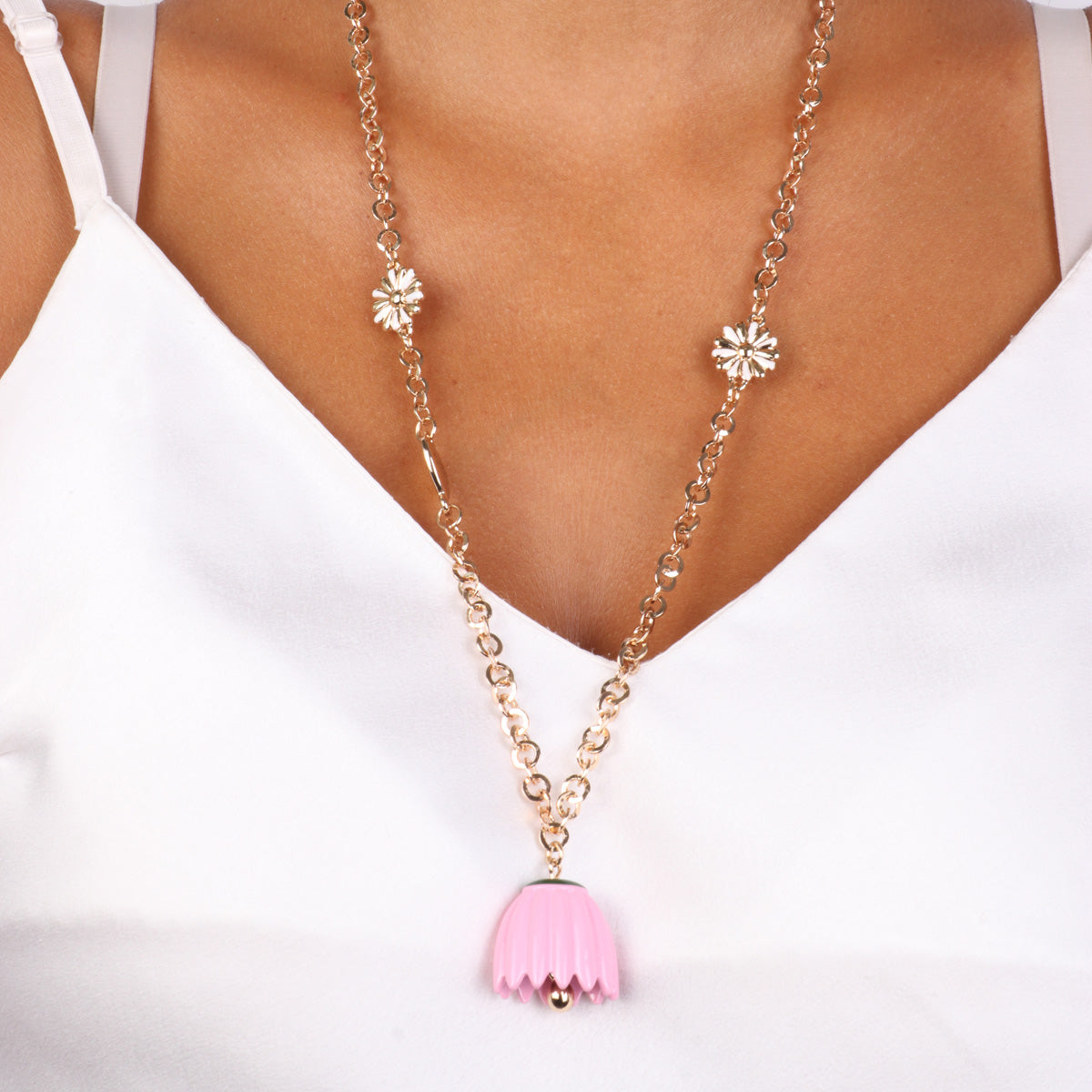 Metal necklace with flower -shaped details, heart and bell pendant in the shape of a pink bell -shaped flower