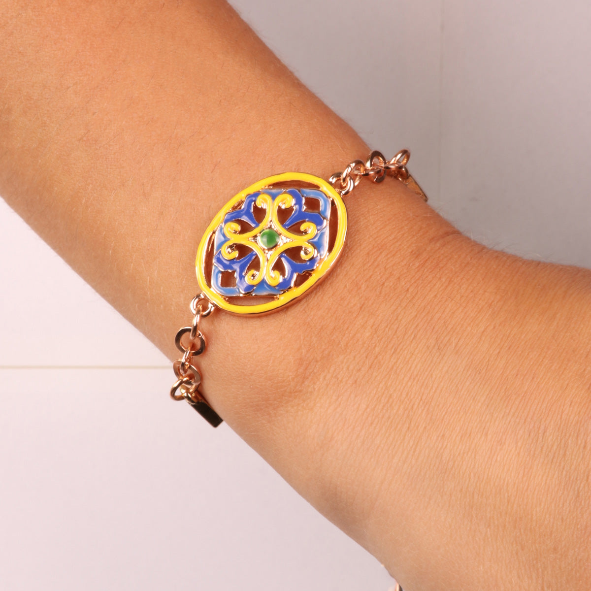 Metal bracelet white crystals with central detail in ever -glazed blue and yellow flower