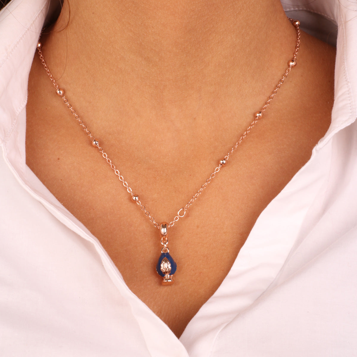 Metal necklace with blue lucky pumo