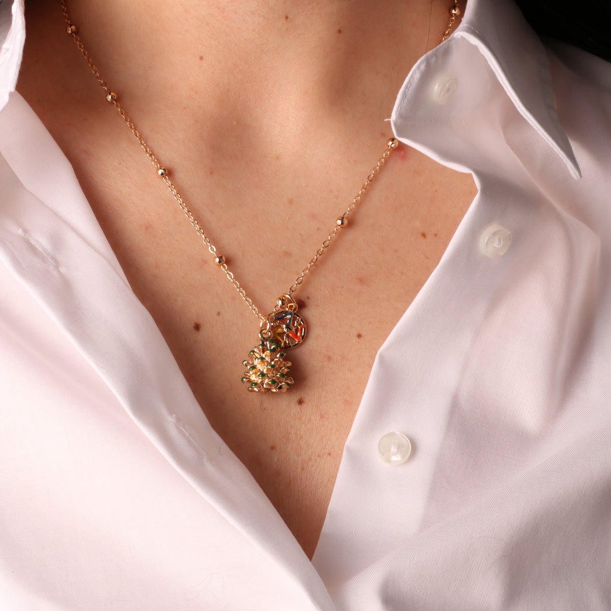 Metal necklace with pallini shirt with charming and trinacria pendant