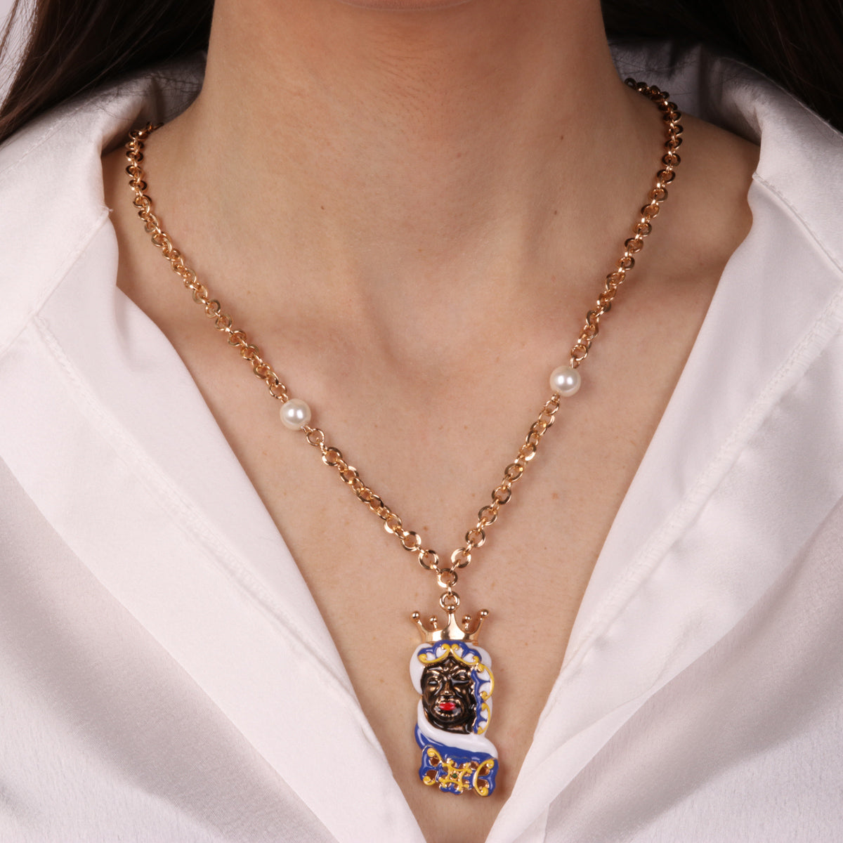 Metal necklace with Sicilian dark -headed head