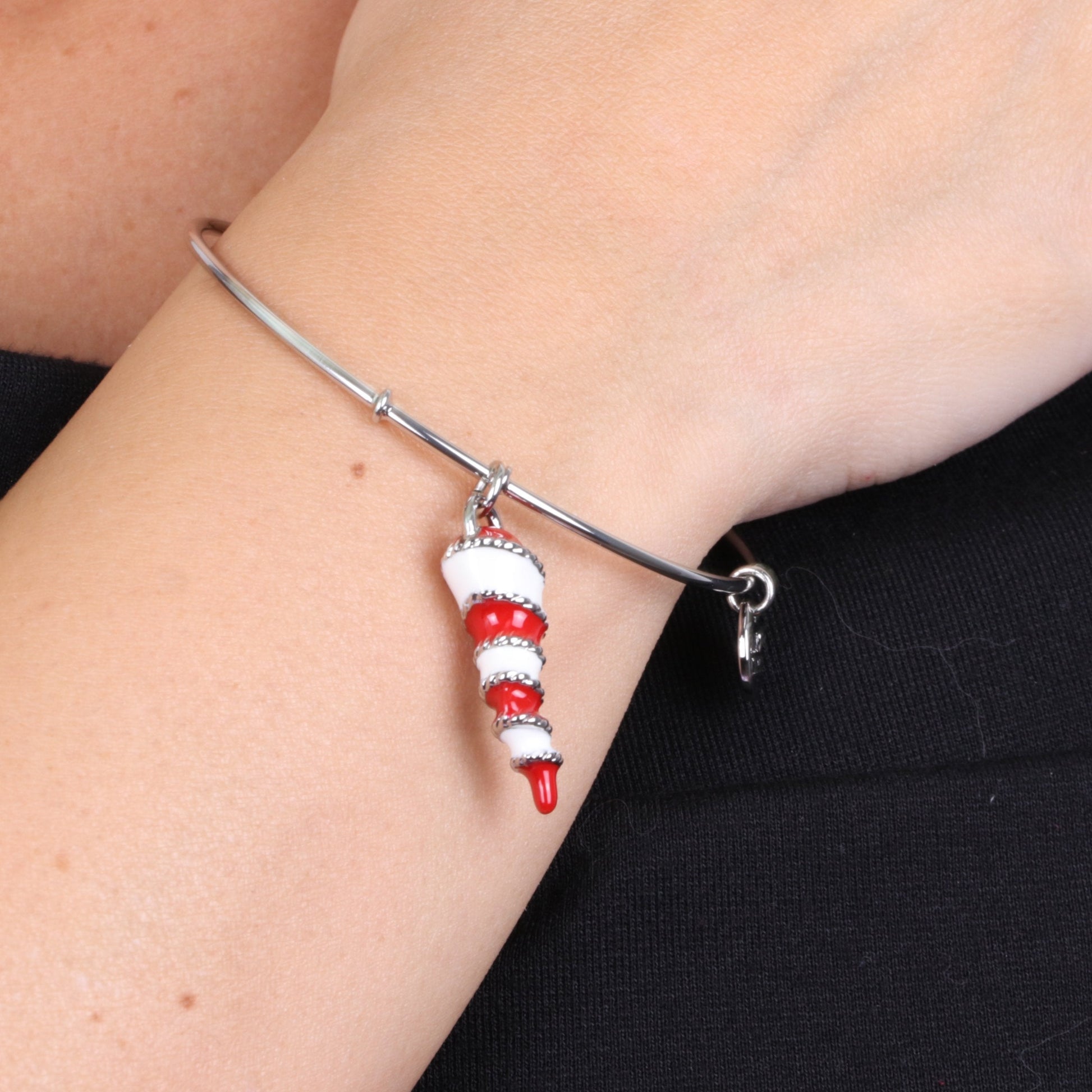 Rigid metal bracelet with enamelled horn