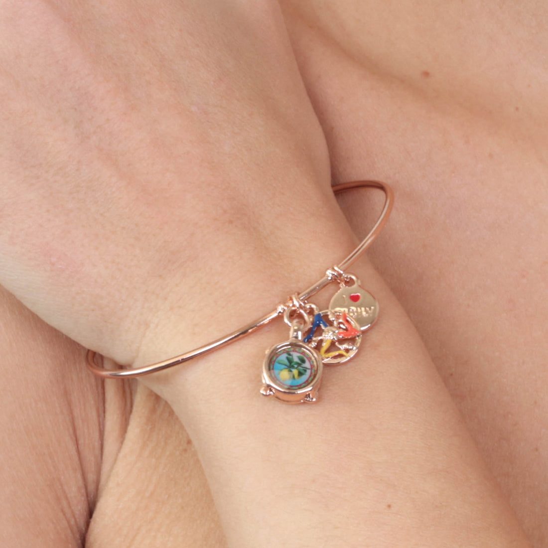 Rigid metal bracelet, with pendant drum and lemon design of Sicily embellished with colored glazes