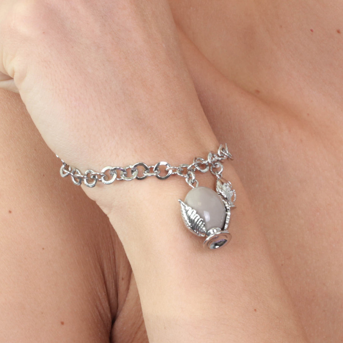Metal bracelet with pendant Pugliese pumo, embellished with gray enamel and lateral mini pumo