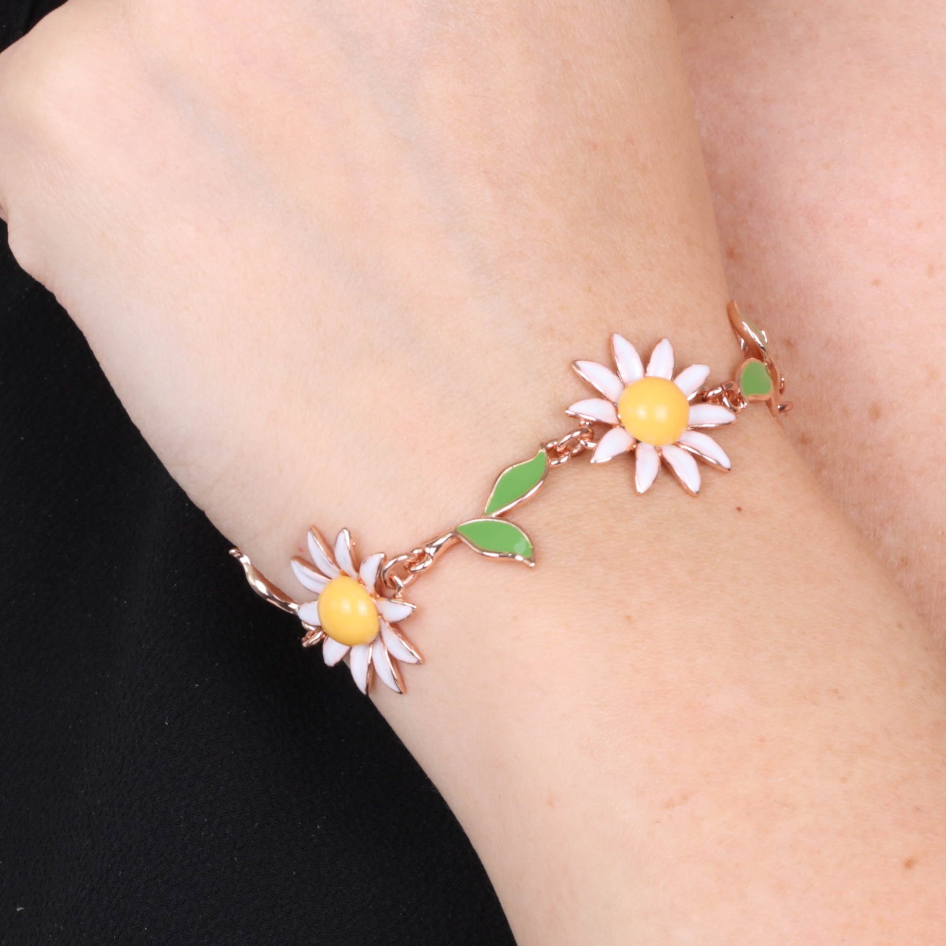 Metal bracelet Rolò jersey with tris of daisies and leaves, embellished with colored glazes