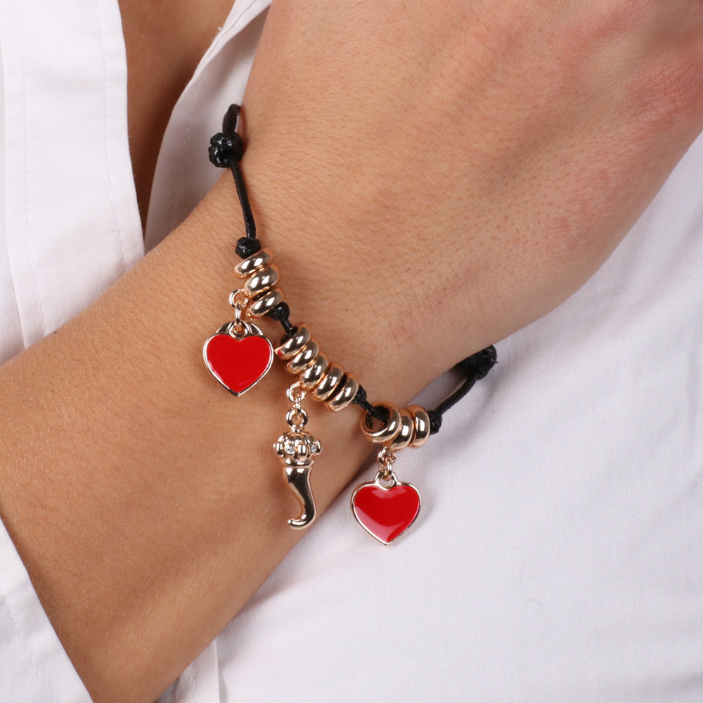 Metal bracelet in Caucciu, with two hearts in red enamel and golden croissant, central lucky charm