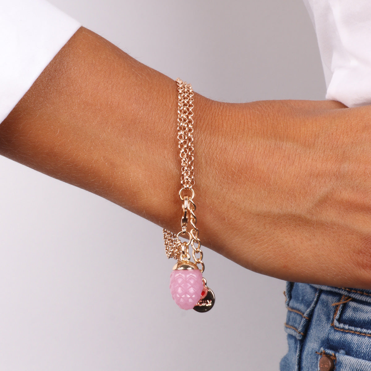 Metal bracelet with pink charming pine -shaped pendant
