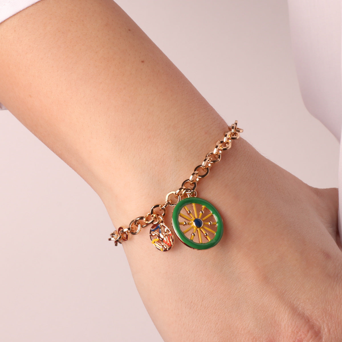 Metal bracelet in rolò jersey with charm wheel cart and trinacria with colored glazes