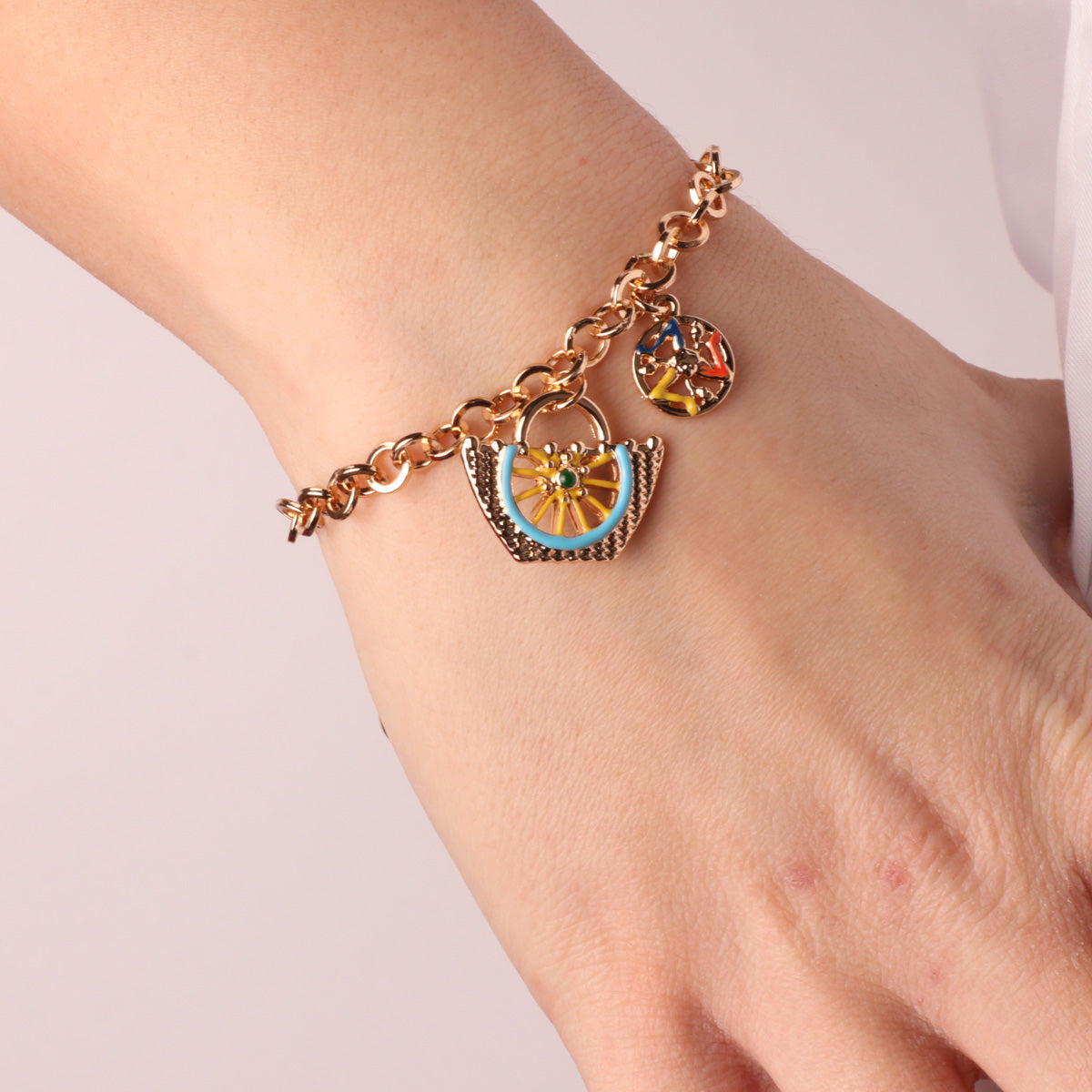Metal bracelet in Rolò jersey with charm Coffa and Trinacria embellished with colored glazes